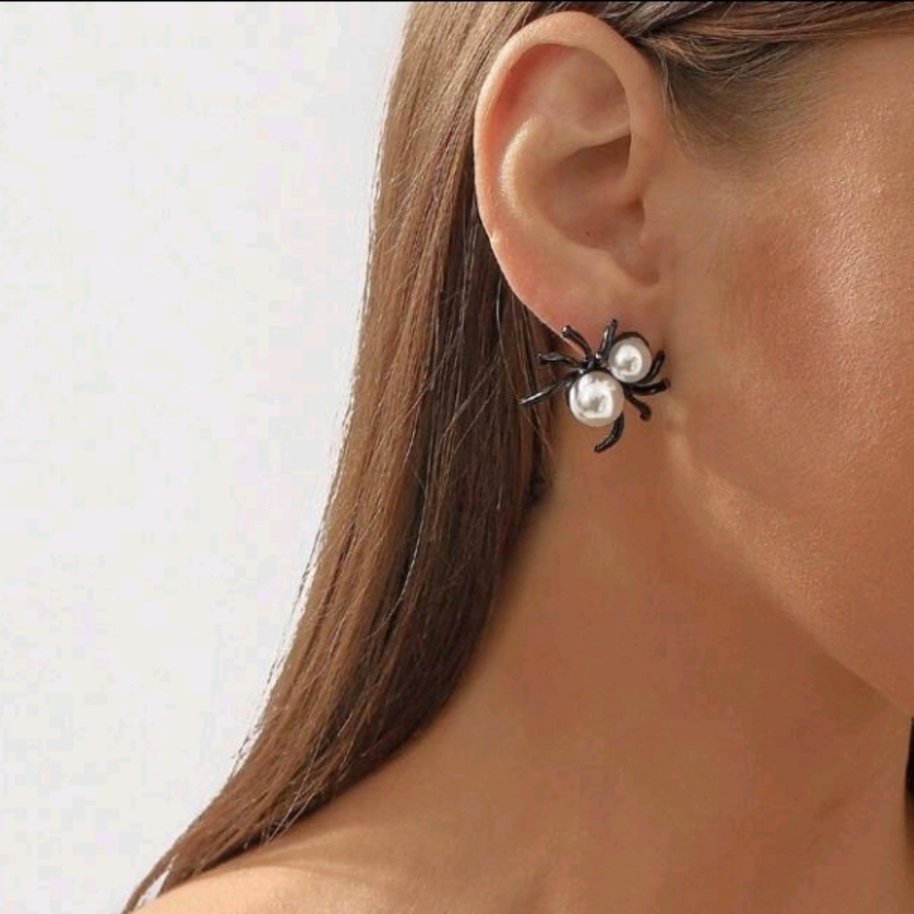 NEW! Fashion Pearl and Black Gothic Spyder Pierced Earrings